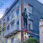 Stylish View Flat In Mural Quarter 布里斯托