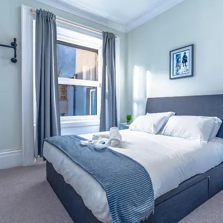 Stylish Flat Near Clifton Village W/ Art Vibe