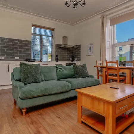 Designer Flat With Views And Full Kitchen 아파트 *