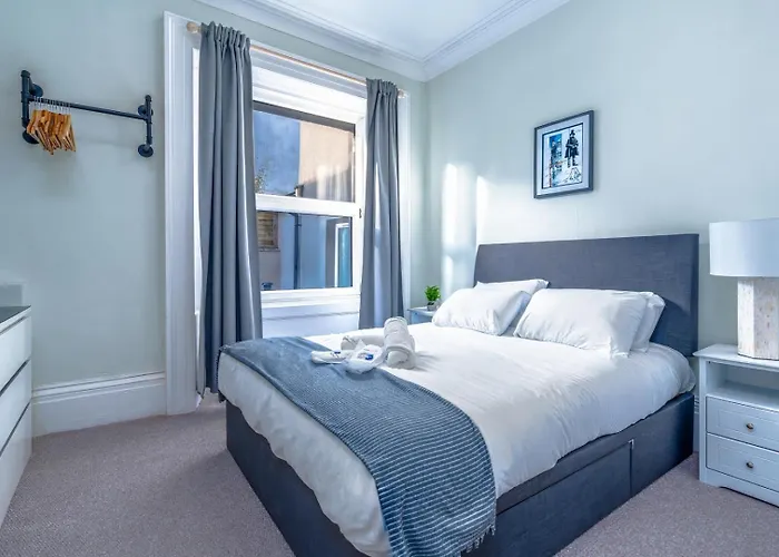 Designer Flat With Views And Full Kitchen