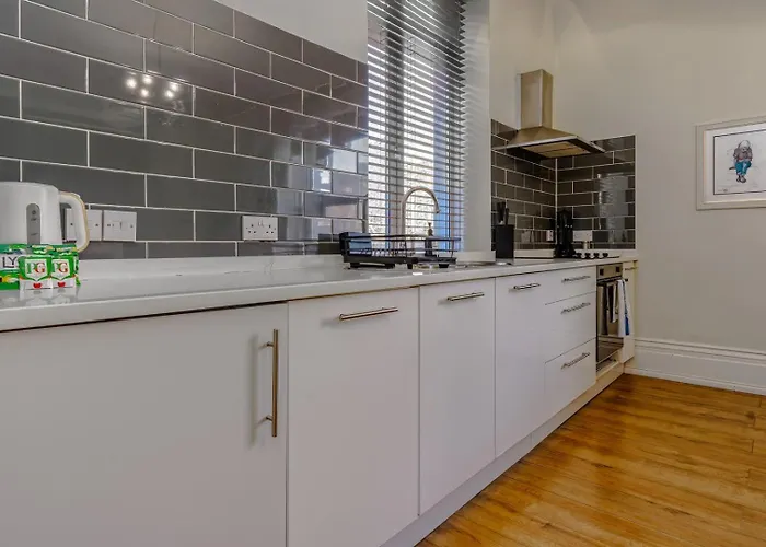 Designer Flat With Views And Full Kitchen *