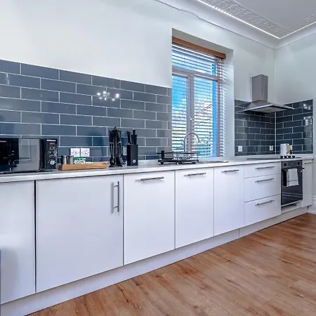 Designer Flat With Views And Full Kitchen *