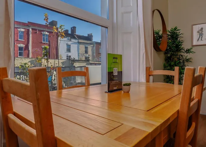 Апартаменти Designer Flat With Views And Full Kitchen